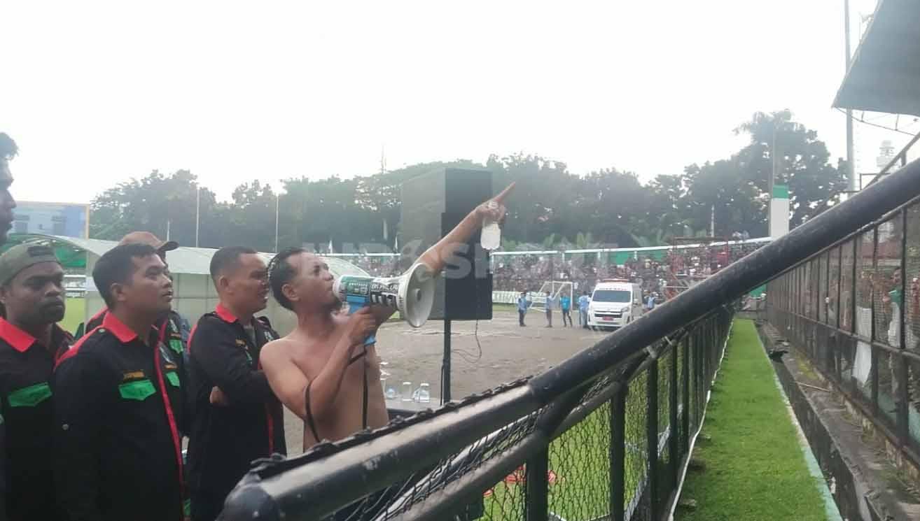 Ketum SMeCK Hooligan, Lawren Simorangkir (tanpa baju), saat berorasi dihadapan para penonton di tribune barat usai laga PSMS vs Sriwijaya kemarin. (Foto: Aldi Aulia Anwar/INDOSPORT)