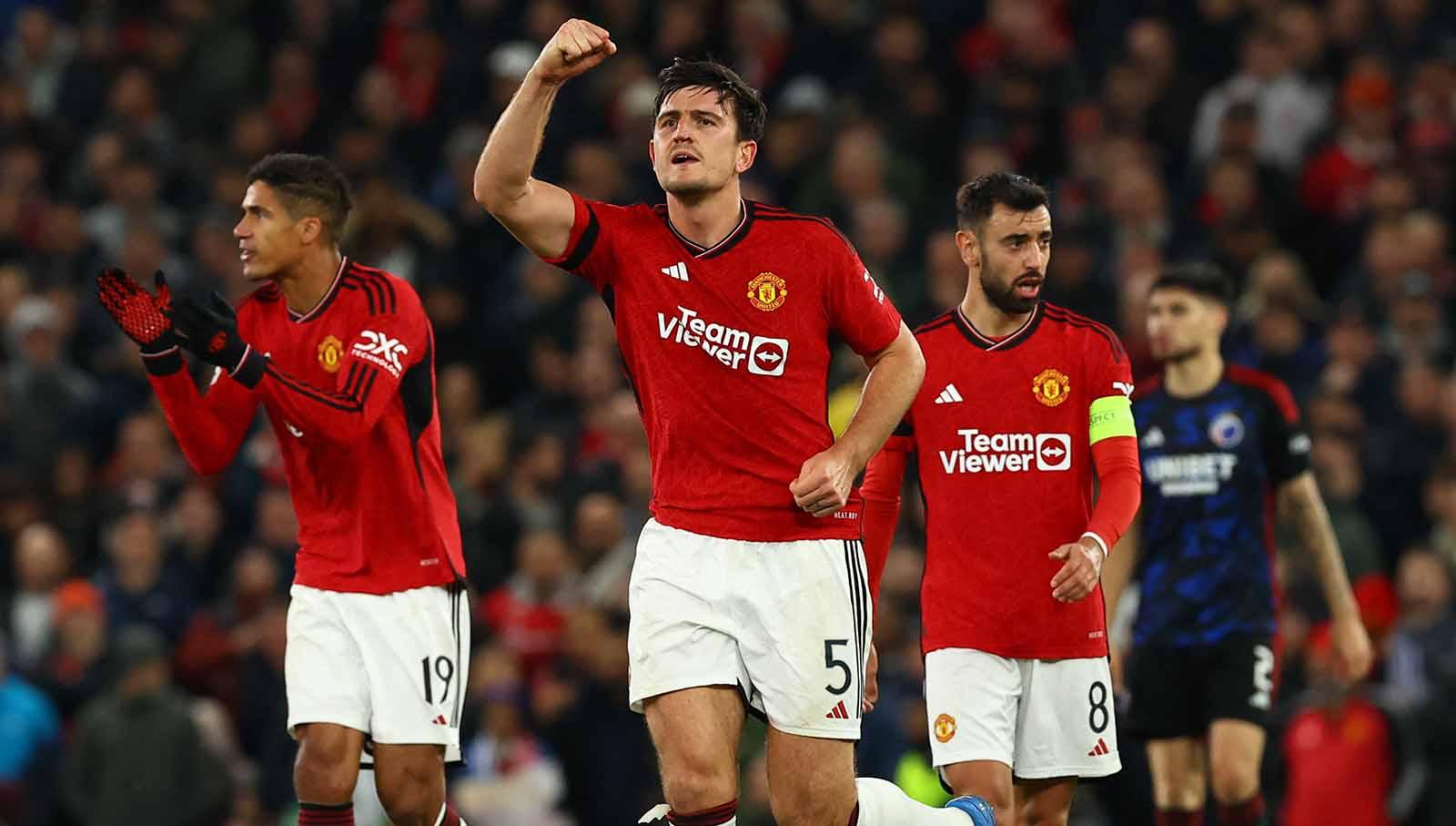 Selebrasi Bek Manchester United, Harry Maguire, usai mencetak gol pertama mereka bersama Bruno Fernandes dan Raphael Varane ke gawang FC Copenhagen pada laga Liga Champions 2023/24 di Old Trafford, Rabu (25/10/2023). (Foto: REUTERS/Molly Darlington)