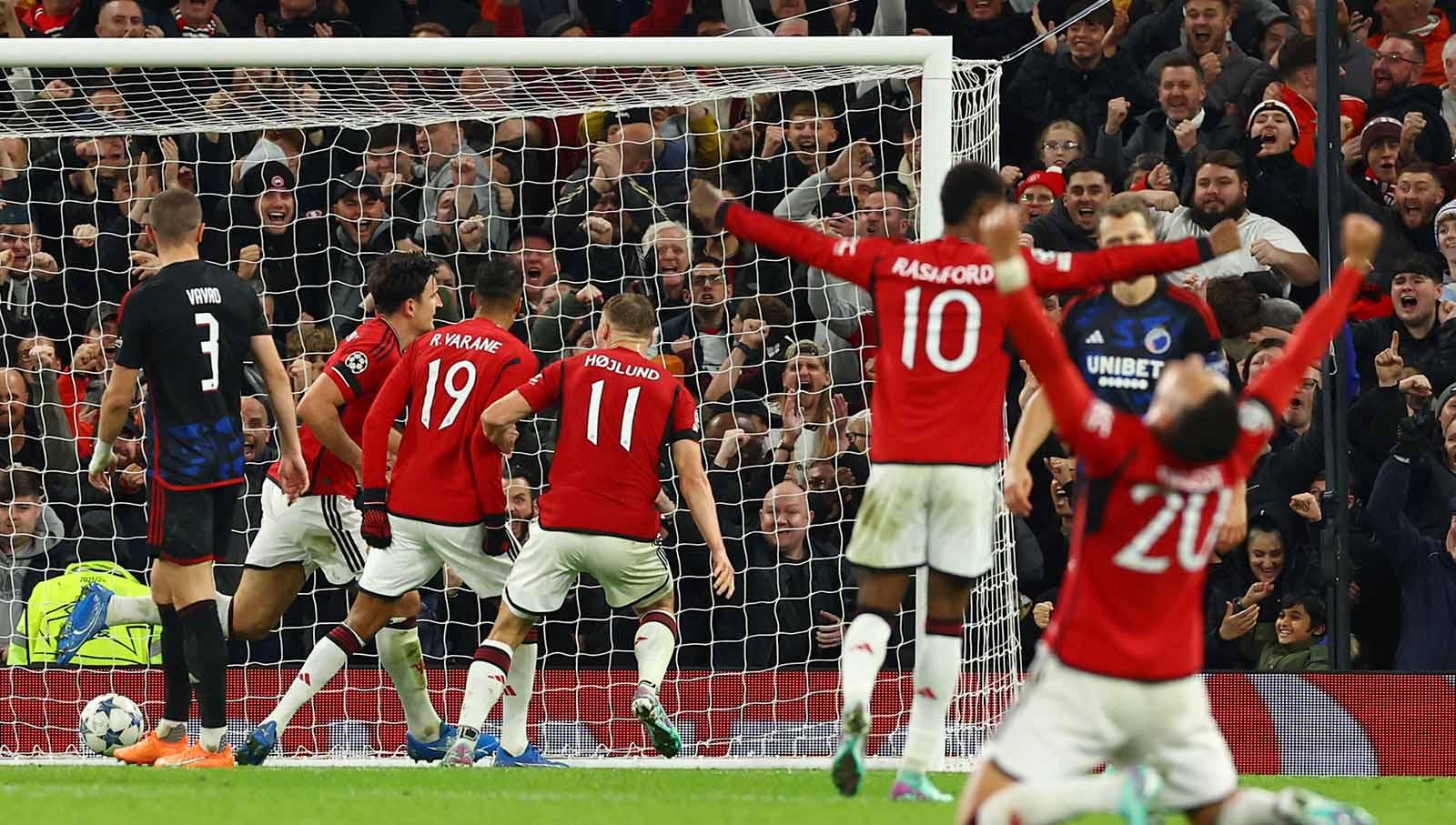 Selebrasi para pemain Manchester United usai Harry Maguire mencetak gol pada laga Liga Champions 2023/24 di Old Trafford, Rabu (25/10/2023). (Foto: REUTERS/Molly Darlington)