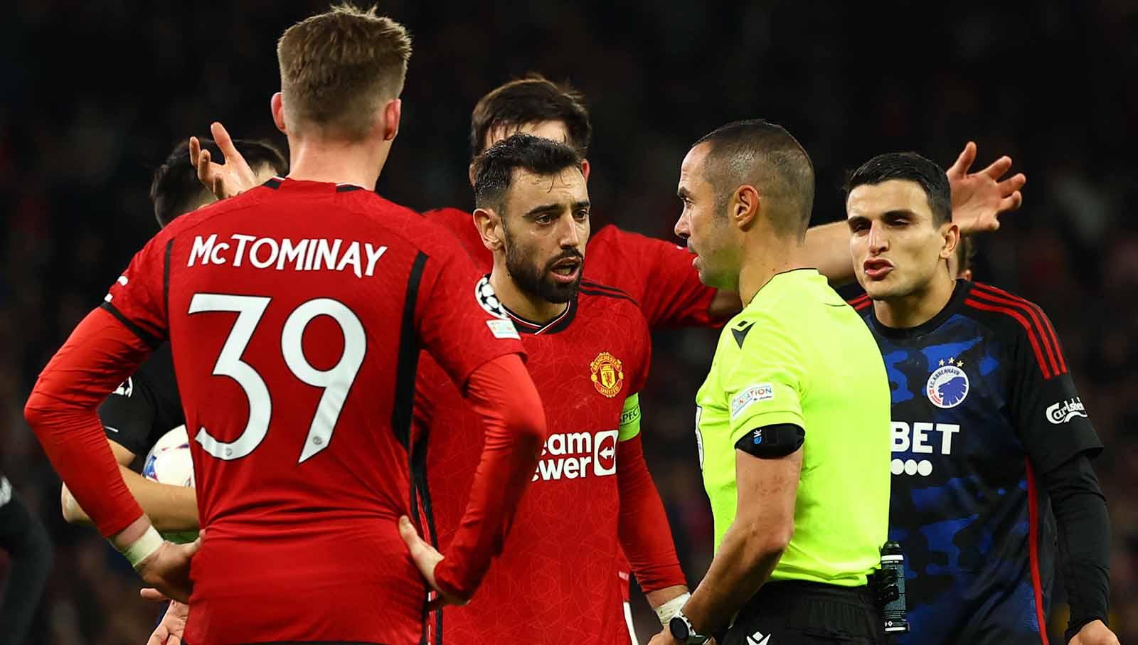 Bruno Fernandes memprotes wasit Marco Guida usai Scott McTominay mendapat kartu kuning pada laga Liga Champions 2023/24 di Old Trafford, Rabu (25/10/2023). (Foto: REUTERS/Molly Darlington)