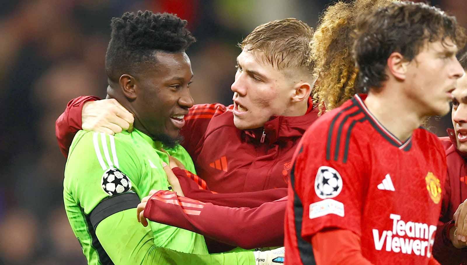 Andre Onana rayakan kemenangan bersama Rasmus Hojlund usai pertandingan melawan FC Copenhagen pada laga Liga Champions 2023/24 di Old Trafford, Rabu (25/10/2023). (Foto: REUTERS/Molly Darlington)