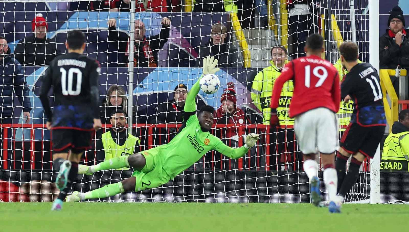 Aksi penyelamatan gawang oleh kiper Manchester United dalam penalti yang dilakukan pemain FC Copenhagen, Jordan Larsson, pada laga Liga Champions 2023/24 di Old Trafford, Rabu (25/10/2023). (Foto: manutd.com)