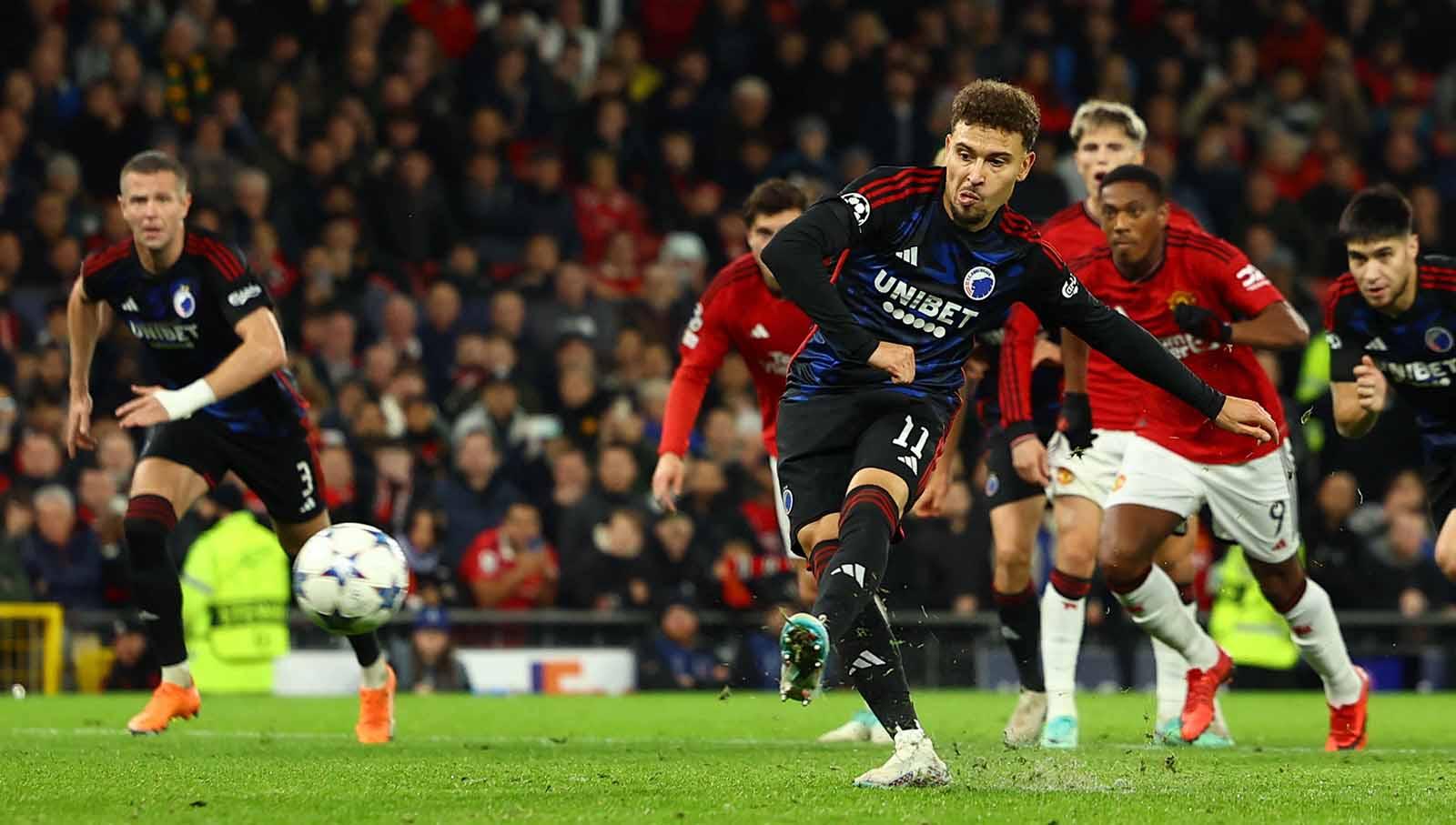 Pemain FC Copenhagen, Jordan Larsson, gagal mengeksekusi penalti ke gawang yang dijaga kiper Manchester United, Andre Onana, pada laga Liga Champions 2023/24 di Old Trafford, Rabu (25/10/2023). (Foto: REUTERS/Molly Darlington)