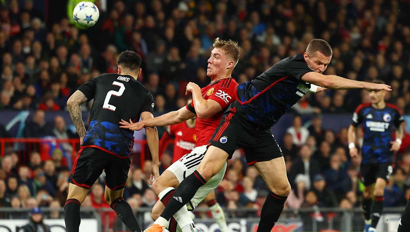 Pemain Manchester United, Rasmus Hojlund mendapat perlawanan ketat dari pemain FC Copenhagen pada laga Liga Champions 2023/24 di Old Trafford, Rabu (25/10/2023). (Foto: REUTERS/Molly Darlington)