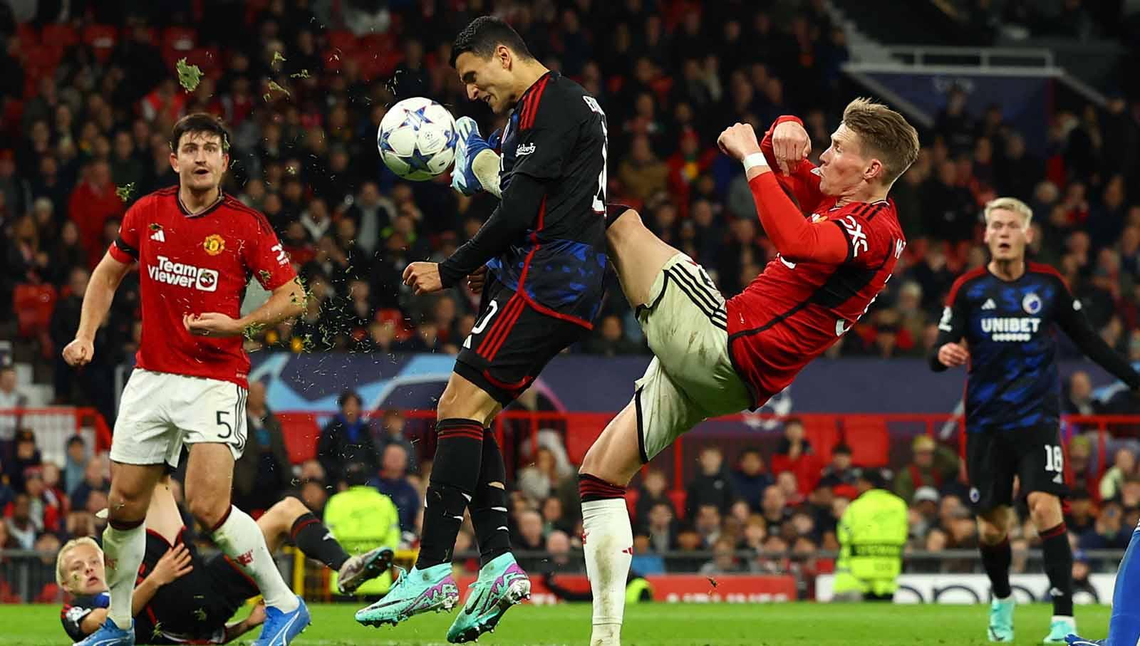 Pemain Manchester United, Scott McTominay, melakukan pelanggaran pemain FC Copenhagen Mohamed Elyounoussi yang membuat Setan Merah dihukum penalti pada laga Liga Champions 2023/24 di Old Trafford, Rabu (25/10/2023). (Foto: REUTERS/Molly Darlington)