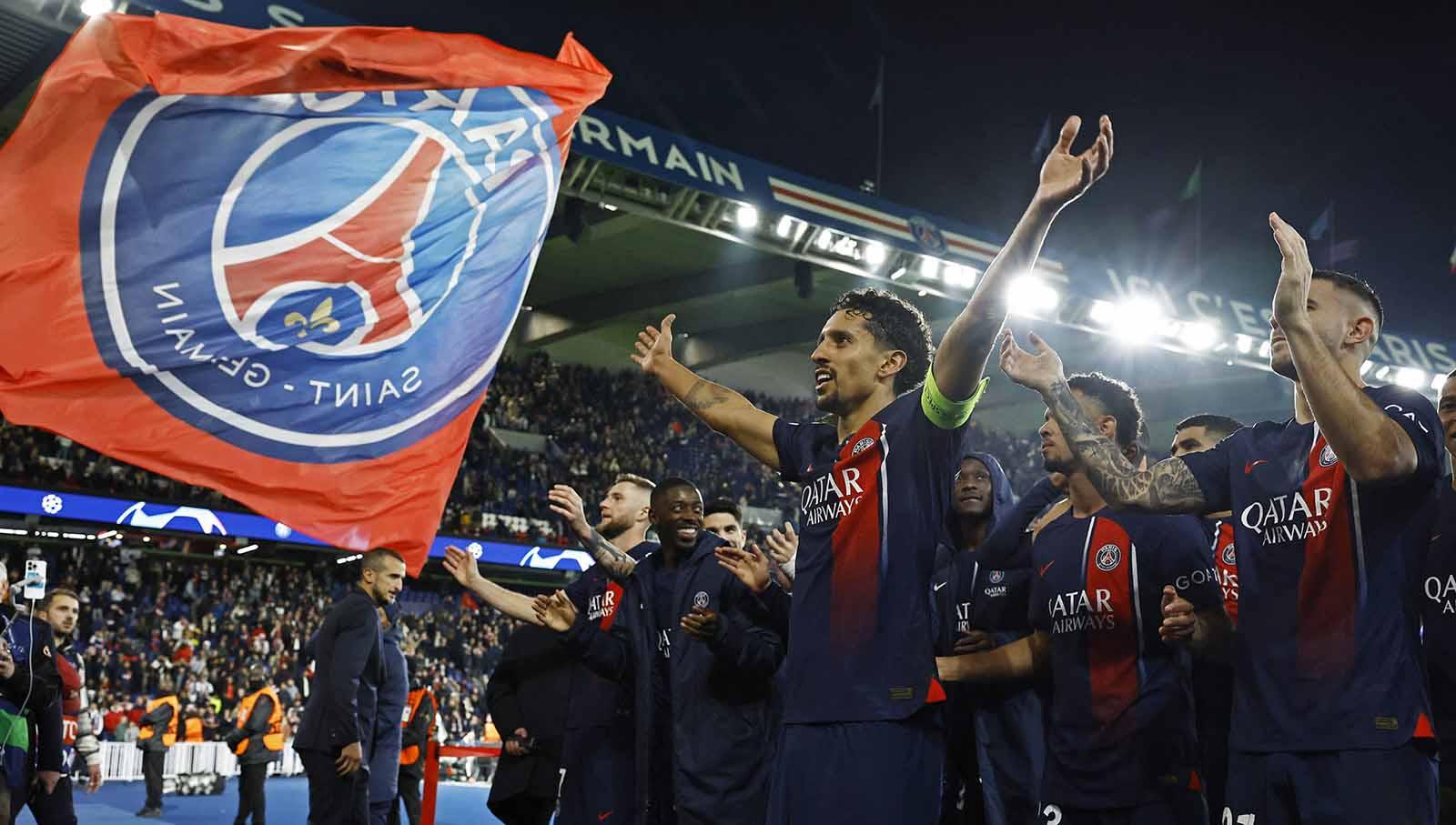 Pemain Paris Saint Germain, Marquinhos bersama rekan satu timnya saat merayakan di depan penggemar usai memenangkan pertandingan pada laga Liga Champions di Stadion Parc des Princes, Prancis, Kamis (26/10/23). (Foto: REUTERS/Gonzalo Fuentes)