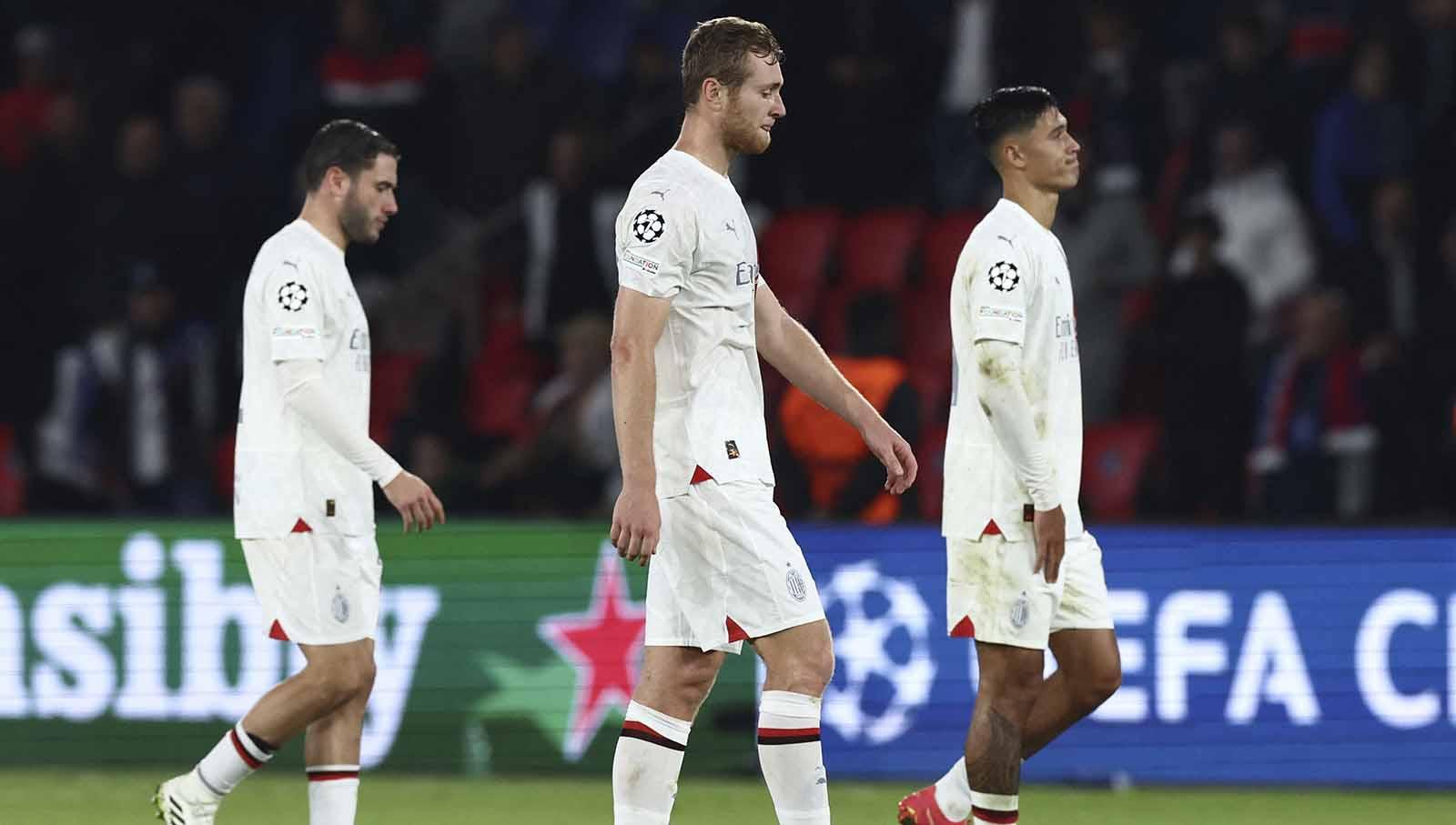 Pemain AC Milan Tommaso Pobega bersama rekan satu timnya terlihat sedih usai pertandingan melawan Paris Saint Germain pada laga Liga Champions di Stadion Parc des Princes, Prancis, Kamis (26/10/23). (Foto: REUTERS/Stephanie Lecocq)