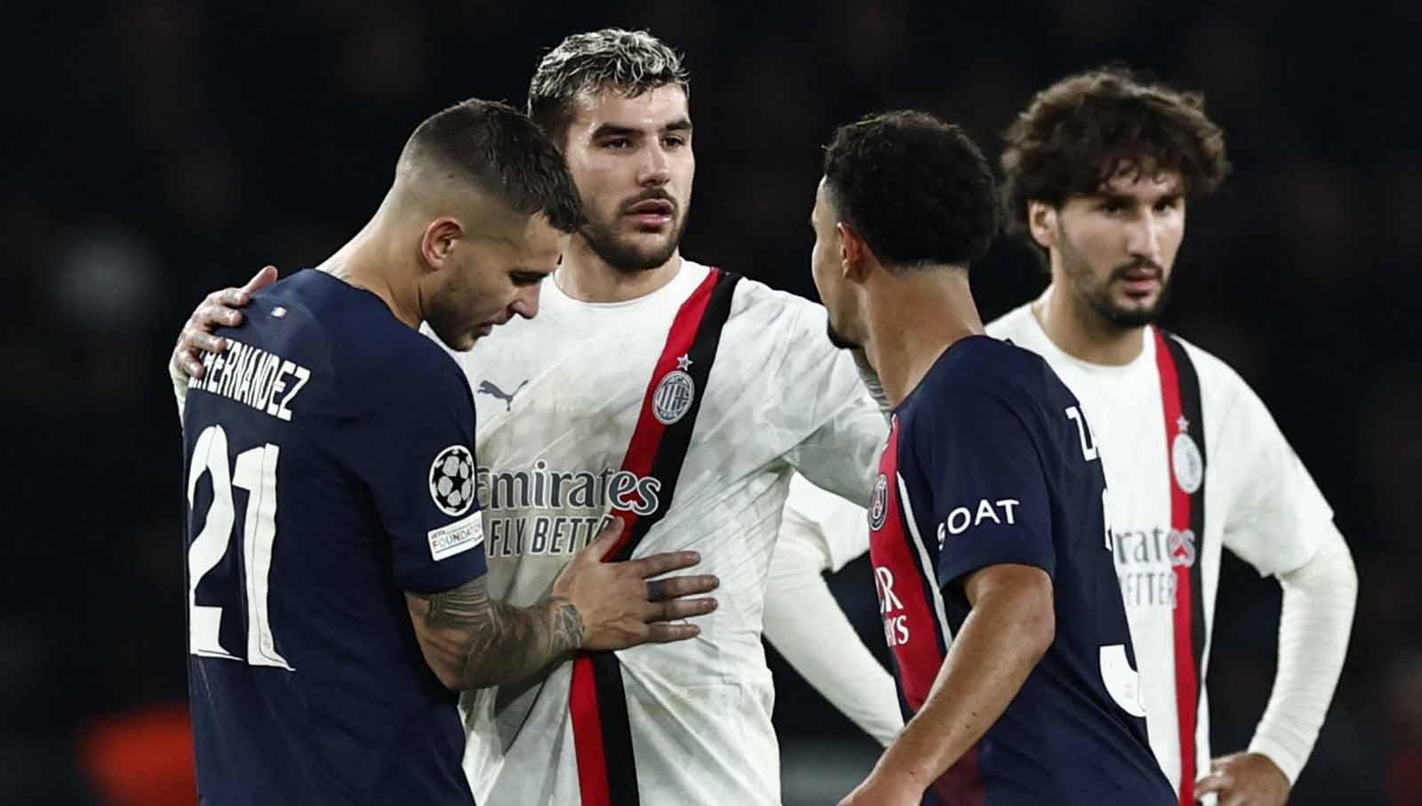 Pemain Paris Saint Germain, Lucas Hernandez bersama Theo Hernandez pemain AC Milan setelah pertandingan pada laga Liga Champions di Stadion Parc des Princes, Prancis, Kamis (26/10/23). (Foto: REUTERS/Gonzalo Fuentes)