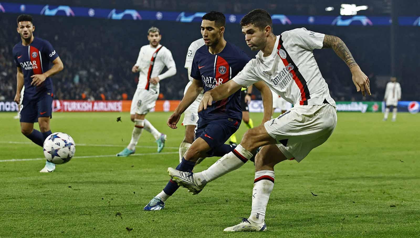 Pemain AC Milan Christian Pulisic mendapat pengawalan ketat dari pemain Paris Saint Germain Achraf Hakimi pada laga Liga Champions di Stadion Parc des Princes, Prancis, Kamis (26/10/23). (Foto: REUTERS/Gonzalo Fuentes)