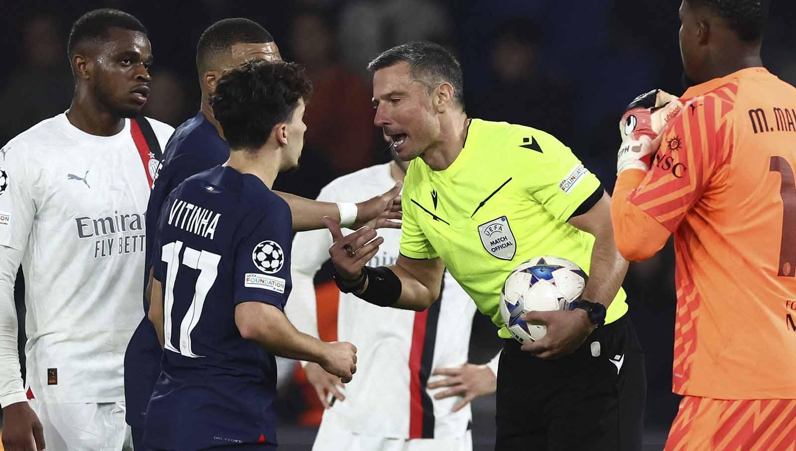 Pemain Paris Saint Germain Vitinha bersitegang dengan wasit Slavko Vincic pada laga Liga Champions di Stadion Parc des Princes, Prancis, Kamis (26/10/23). (Foto: REUTERS/Stephanie Lecocq)