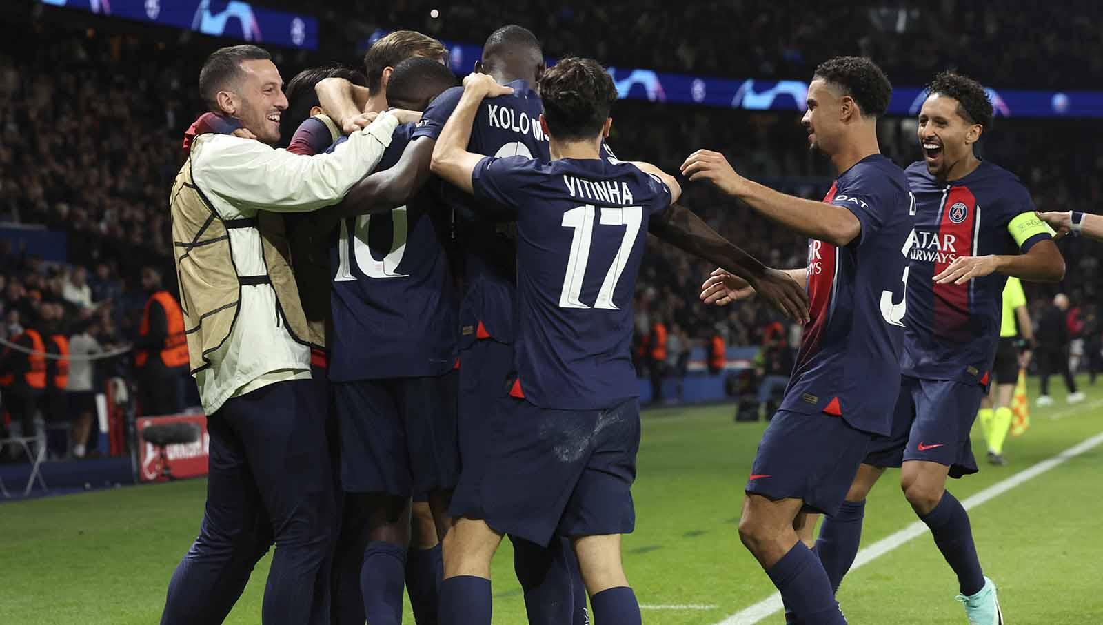 Selebrasi Ousmane Dembele usai mencetak gol ke gawang AC Milan bersama rekan satu timnya sebelum dianulir sebelumnya sempat dianulir wasit pada laga Liga Champions di Stadion Parc des Princes, Prancis, Kamis (26/10/23). (Foto: REUTERS/Stephanie Lecocq)