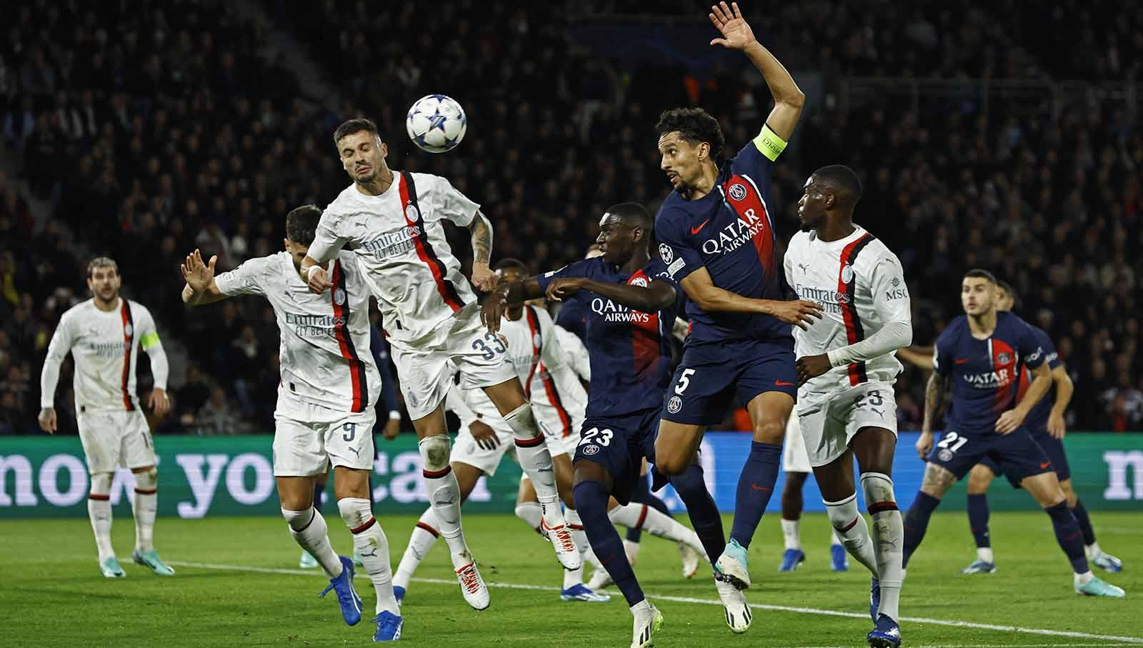 Duel udara pemain AC Milan Rade Krunic saat berebut bola dengan pemain Paris Saint Germain Randal Kolo Muani dan Marquinhos pada laga Liga Champions di Stadion Parc des Princes, Prancis, Kamis (26/10/23). (Foto: REUTERS/Gonzalo Fuentes)