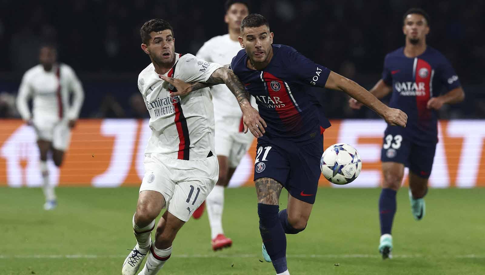 Pemain Paris Saint Germain, Lucas Hernandez saat berebut bola dengan pemain AC Milan Christian Pulisic pada laga Liga Champions di Stadion Parc des Princes, Prancis, Kamis (26/10/23). (Foto: REUTERS/Stephanie Lecocq)