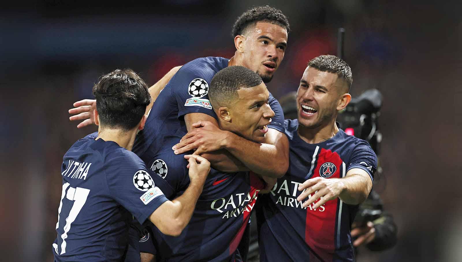 Selebrasi pemain Paris Saint Germain, Kylian Mbappe usai mencetak gol pertama ke gawang AC Milan bersama Lucas Hernandez, Warren Zaire-Emery dan Vitinhapada pada laga Liga Champions 2023, Kamis (26/10/23). (Foto: REUTERS/Gonzalo Fuentes)