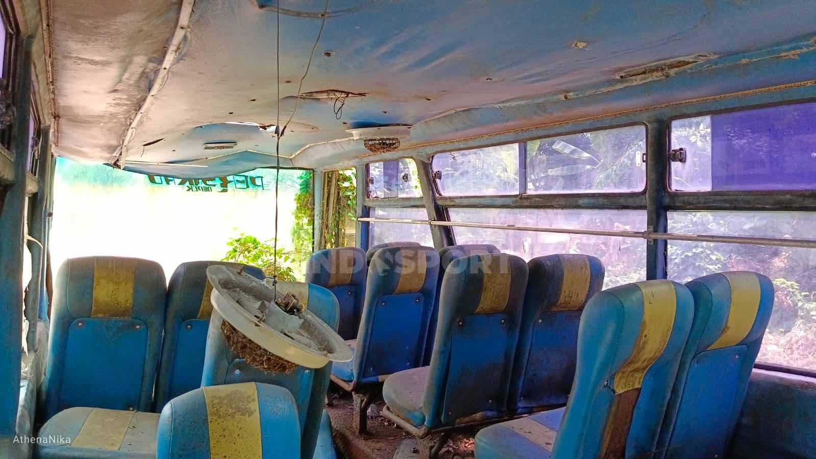 Interior bus Persikad Depok yang sudah berdebu dan tak keruan usai ditinggalkan selama belasan tahun. (Foto: Indra Citra Sena/INDOSPORT)