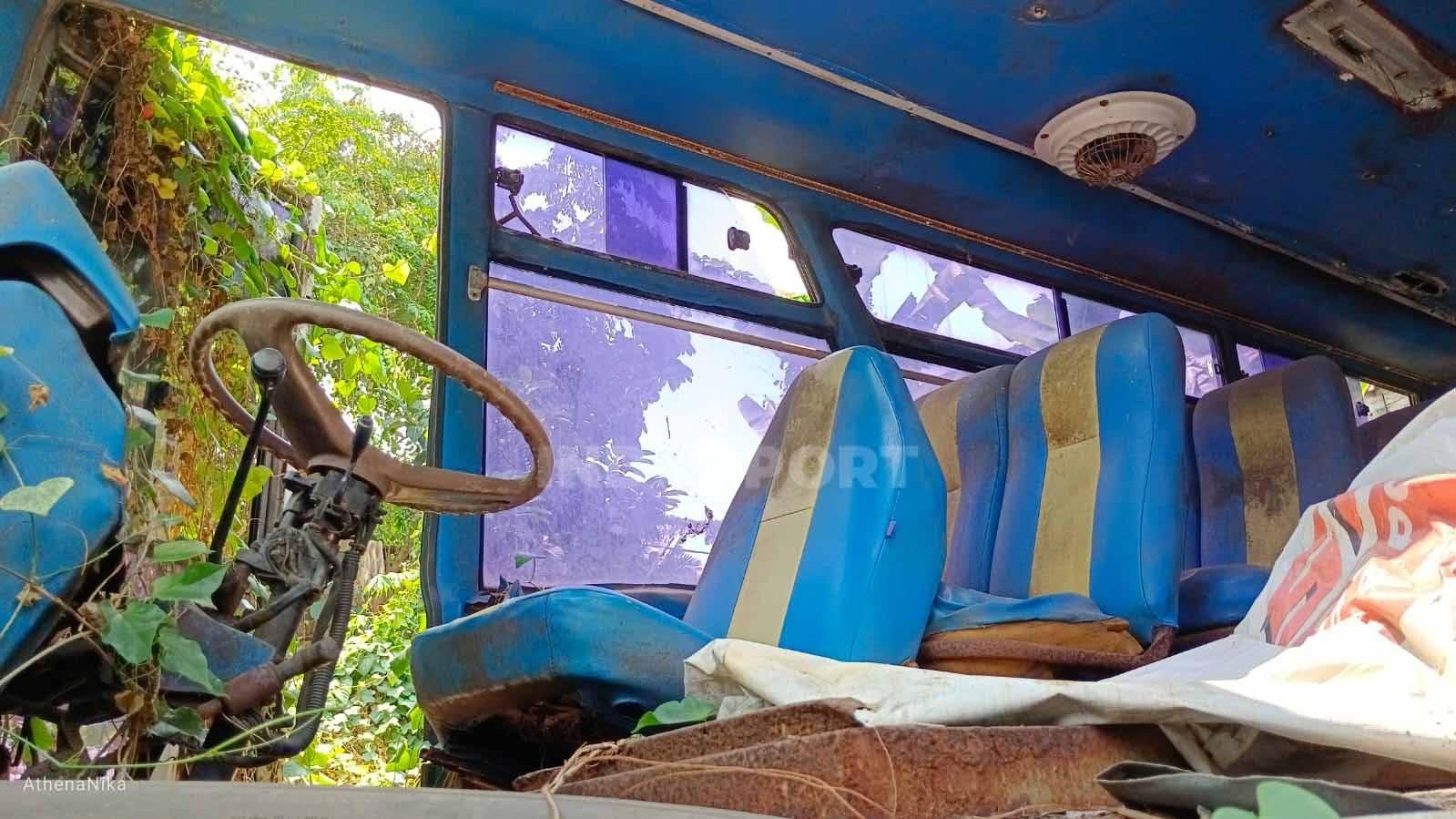 Kursi supir bus Persikad Depok yang tampak karatan dan diselimuti tumbuhan liar. (Foto: Indra Citra Sena/INDOSPORT)