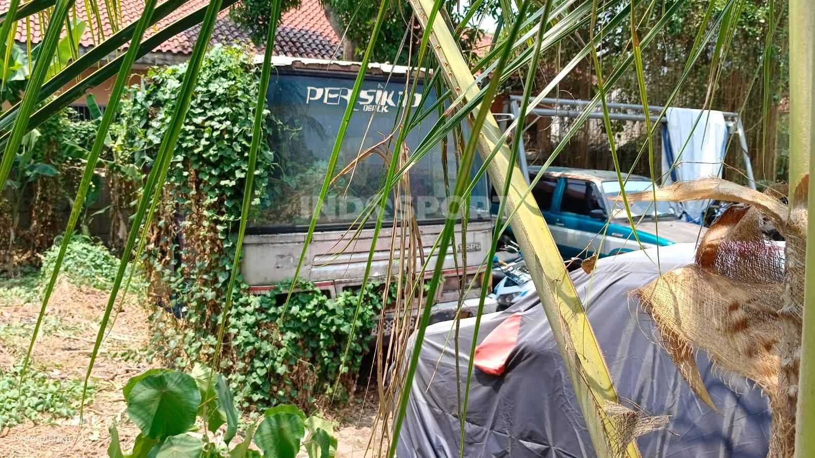 Pemandangan bus Persikad Depok dari pepohonan yang terletak di depan kendaraan. (Foto: Indra Citra Sena/INDOSPORT) - INDOSPORT