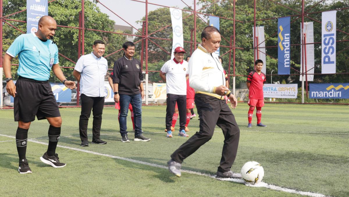 Waketum PSSI, Zainudin Amali saat melakukan tendangan kick-off pertanda dimulainya turnamen Media Cup 2023 di Triboon Mini Soccer, Jakarta, Kamis (26/10/23). Sebanyak 16 media nasional mengikuti perhelatan tersebut.