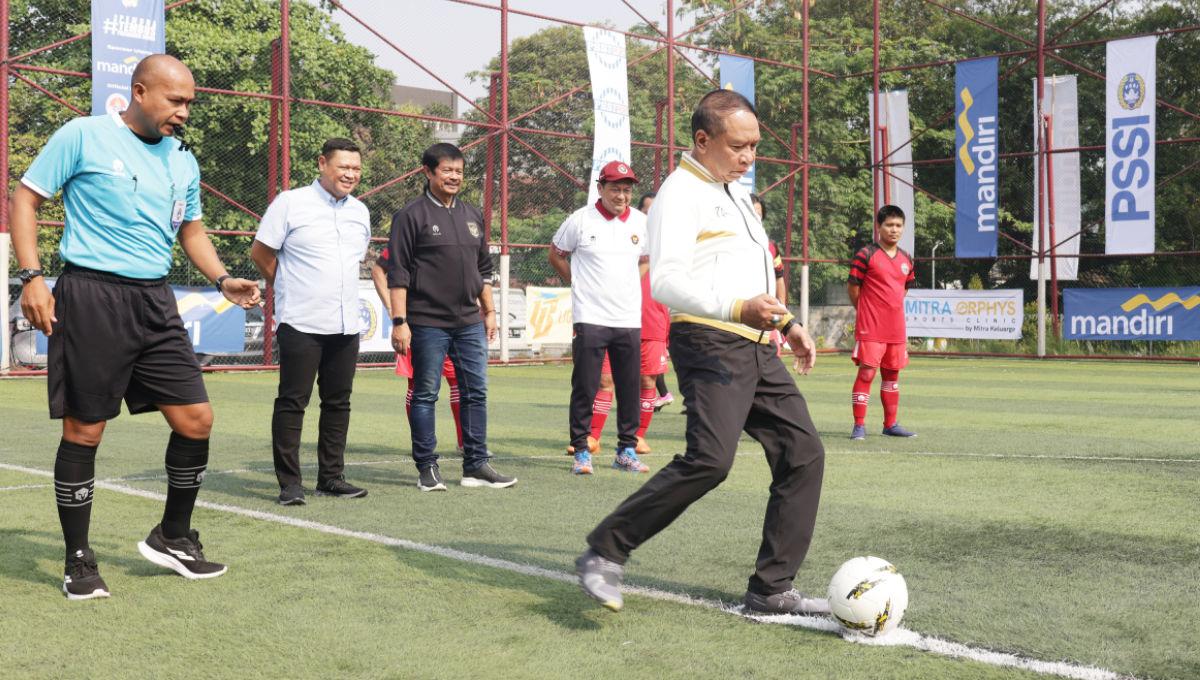 Waketum PSSI, Zainudin Amali saat melakukan tendangan kick-off pertanda dimulainya turnamen Media Cup 2023 di Triboon Mini Soccer, Jakarta, Kamis (26/10/23). Sebanyak 16 media nasional mengikuti perhelatan tersebut. - INDOSPORT