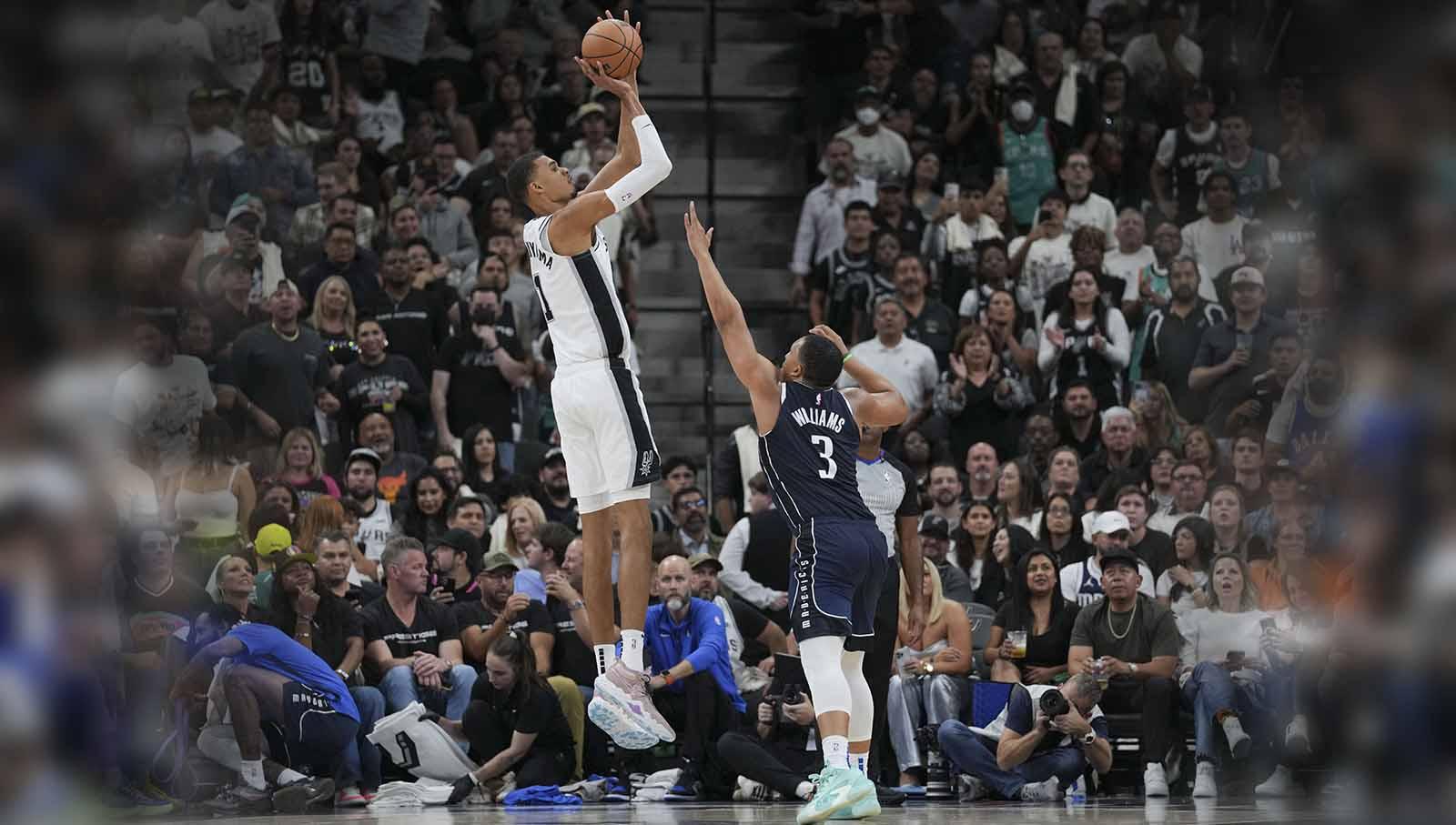 Rekap hasil NBA 2023-2024, Kamis (26/10/23), sajikan debut Victor Wembanyama yang dinodai Dallas Mavericks dan Boston Celtics yang sukses menang. Foto:	REUTERS/Daniel Dunn.