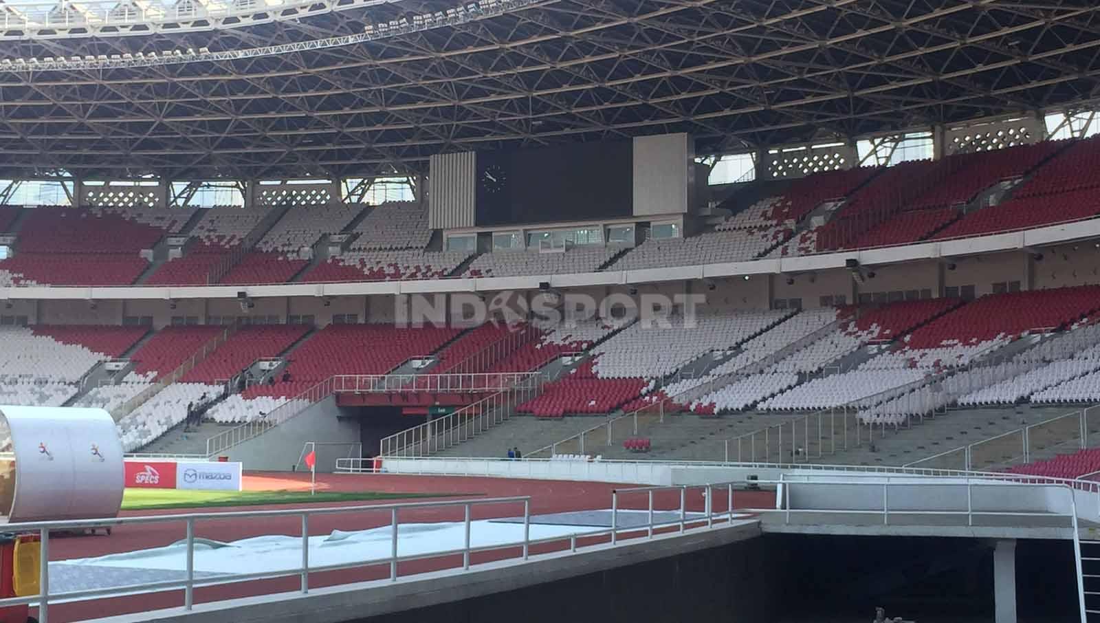 Single seat Stadion Gelora Bung Karno di tribun utara dibongkar kabarnya untuk keperluan konser Coldplay. (Foto: Petrus Manus Da' Yerimon/INDOSPORT)