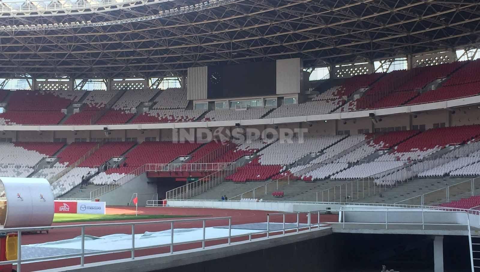 Single seat Stadion Gelora Bung Karno di tribun utara dibongkar kabarnya untuk keperluan konser Coldplay. (Foto: Petrus Manus Da' Yerimon/INDOSPORT) - INDOSPORT