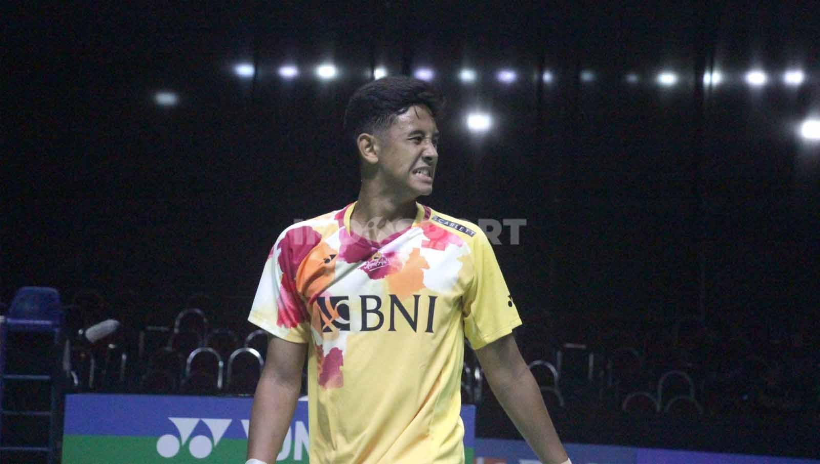 Ekspresi Alwi Farhan gagal mendapatkan poin setelah rally panjang di babak 16 besar Indonesia Masters II 2023. (Foto: Fitra Herdian/INDOSPORT)