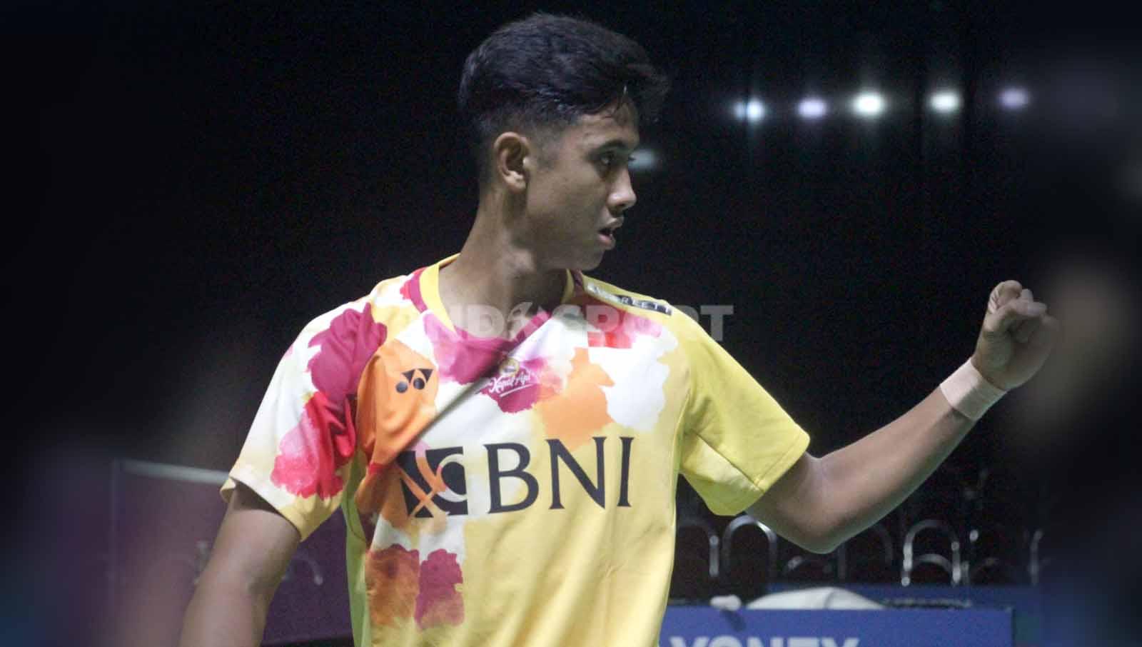 Kepuasan Alwi Farhan setelah mendapatkan poin pertama dari Sui Li Yang di babak 16 besar Indonesia Master II 2023. (Foto: Fitra Herdian/INDOSPORT)