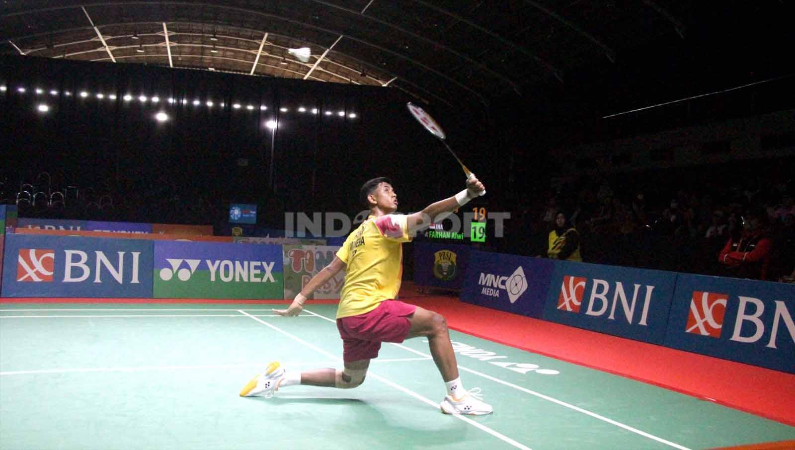 Alwi Farhan mengembalikan smash keras Sui Li Yang dengan backhand di babak 16 besar Indonesia Masters II 2023. (Foto: Fitra Herdian/INDOSPORT)