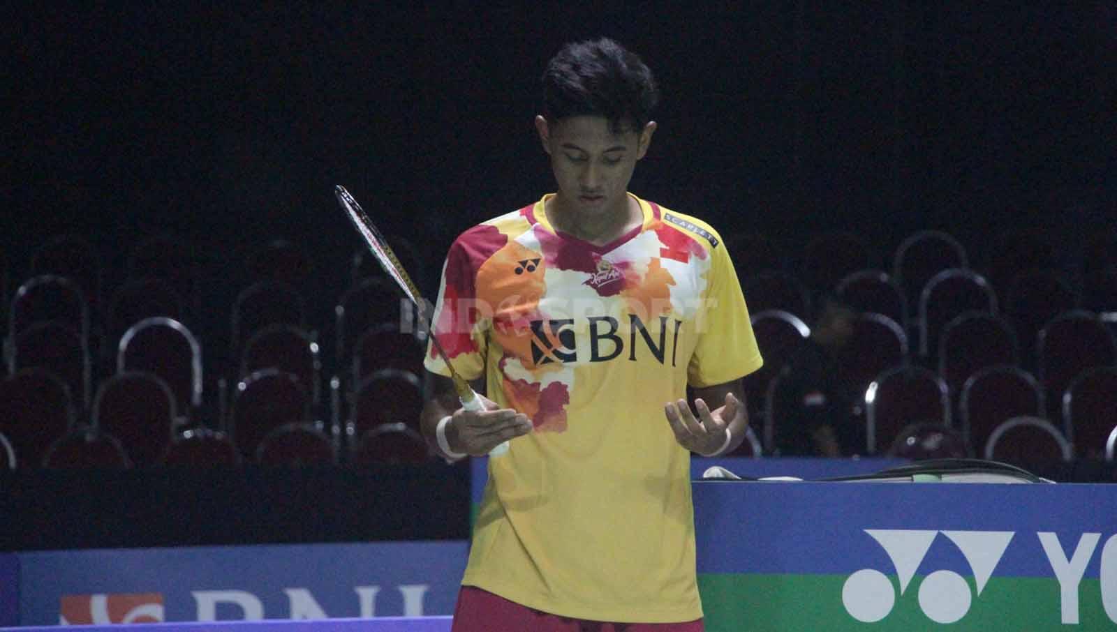 Ritual Alwi Farhan berdoa sebelum masuk ke lapangan di babak 16 besar Indonesia Masters II 2023. (Foto: Fitra Herdian/INDOSPORT)