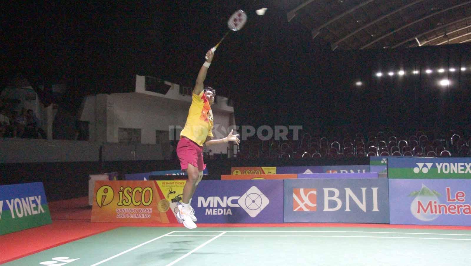 Alwi Farhan melepaskan smash berharap mendapatkan poin di babak 16 besar Indonesia Masters II 2023. (Foto: Fitra Herdian/INDOSPORT)