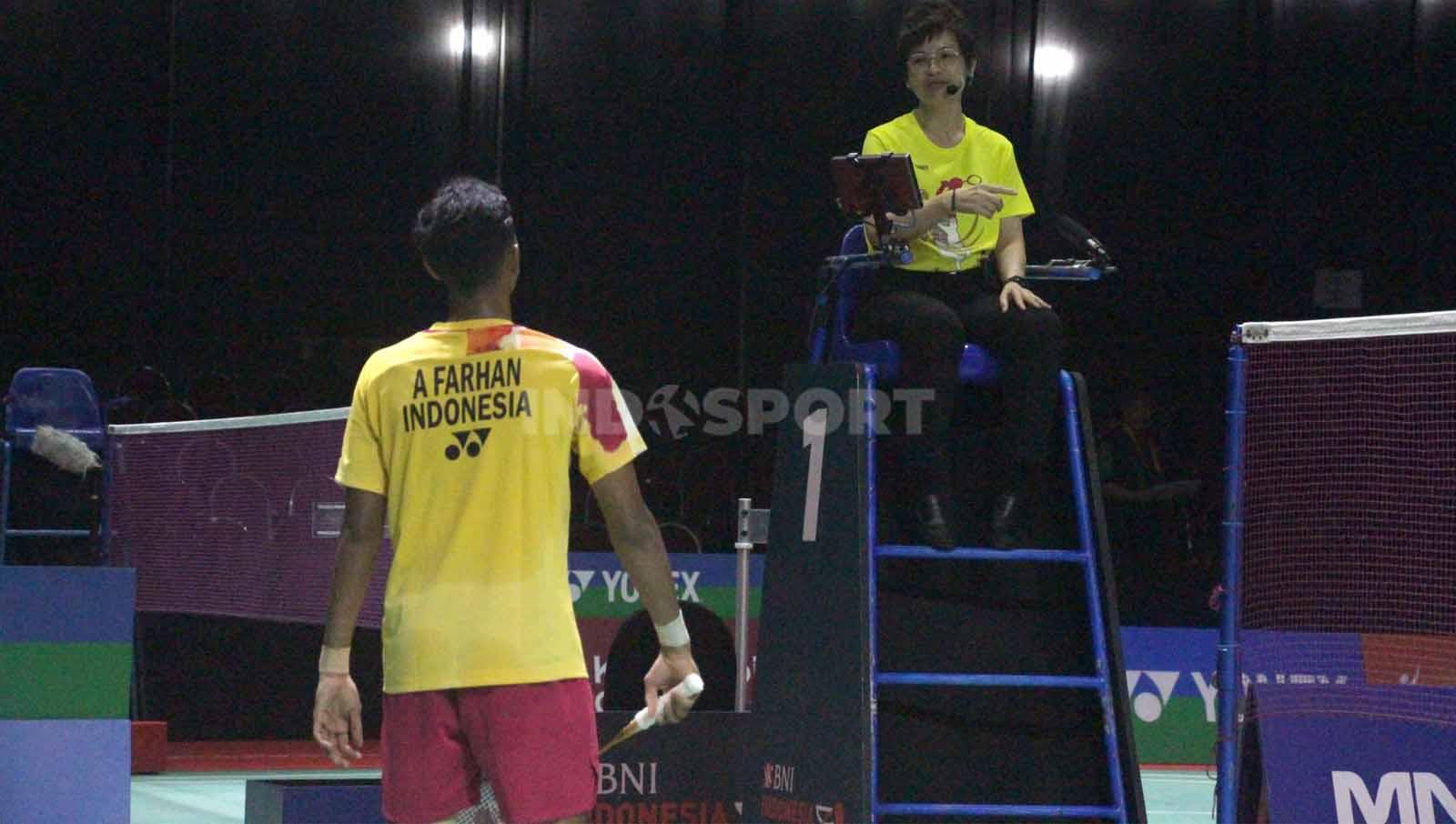 Alwi Farhan protes ke wasit karena menganggap bola masuk di saat poin krusial pada babak 16 besar Indonesia Masters II 2023. (Foto: Fitra Herdian/INDOSPORT)