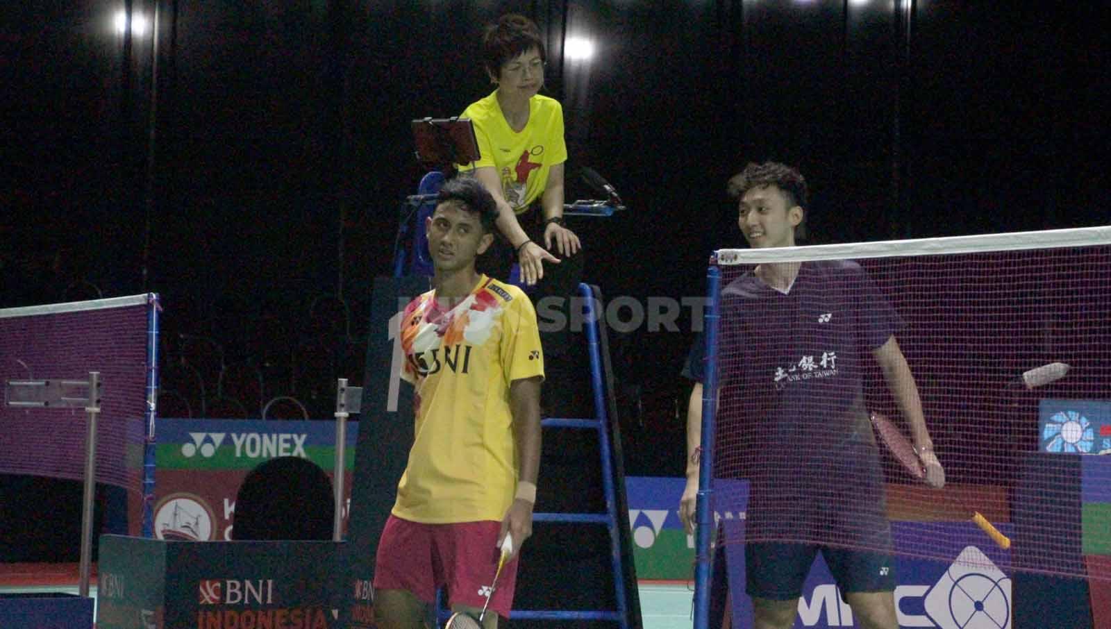 Ekspresi kurang puas Alwi Farhan soal keputusan wasit di 16 besar Indonesia Master II 2023. Foto: Fitra Herdian/INDOSPORT.