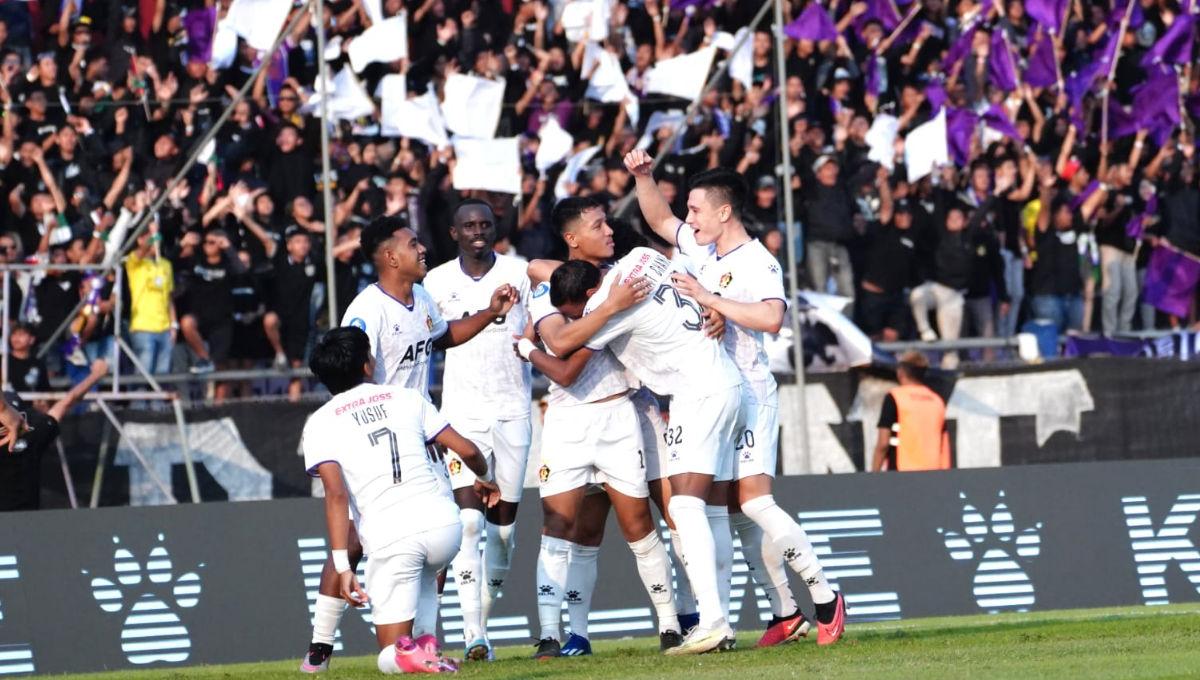Selebrasi para pemain Persik Kediri usai mencetak gol ke gawang Persebaya pada laga pekan ke-17 Liga 1 2023/2024 di Stadion Brawijaya, Jumat (27/10/23).