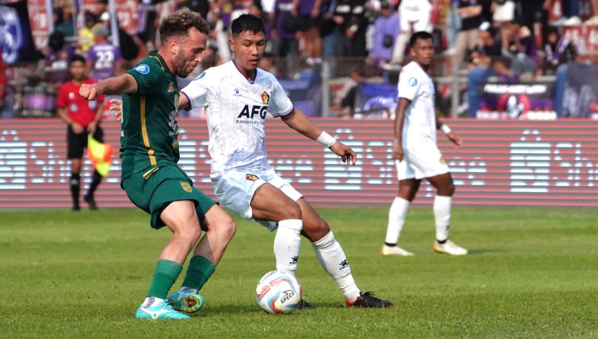 Ze Valente dijaga ketat pemain Persik, Ady Eko pada laga pekan ke-17 Liga 1 2023/2024 di Stadion Brawijaya, Jumat (27/10/23).