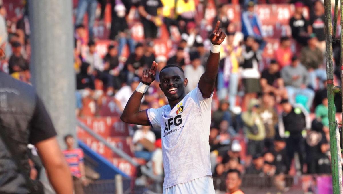 Selebrasi striker Persik, Flavio Silva usai cetak gol ke gawang Persebaya pada laga pekan ke-17 Liga 1 2023/2024 di Stadion Brawijaya, Jumat (27/10/23).