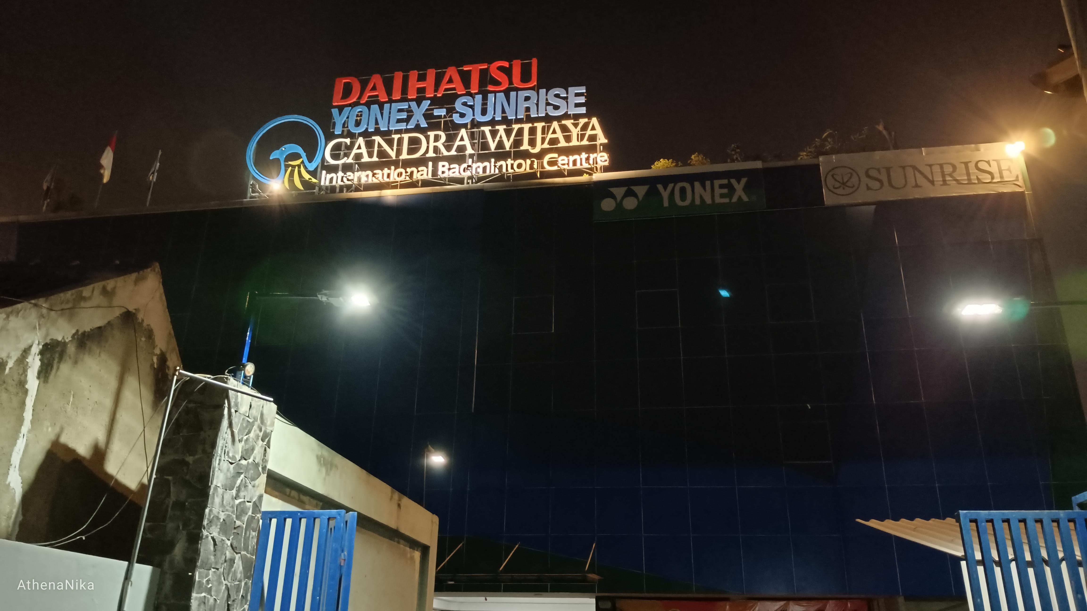 Candra Wijaya International Badminton Center (CWIBC) tampak gagah dari depan gerbang. Bangunannya cukup mencolok dan bisa dilihat dari kejauhan.