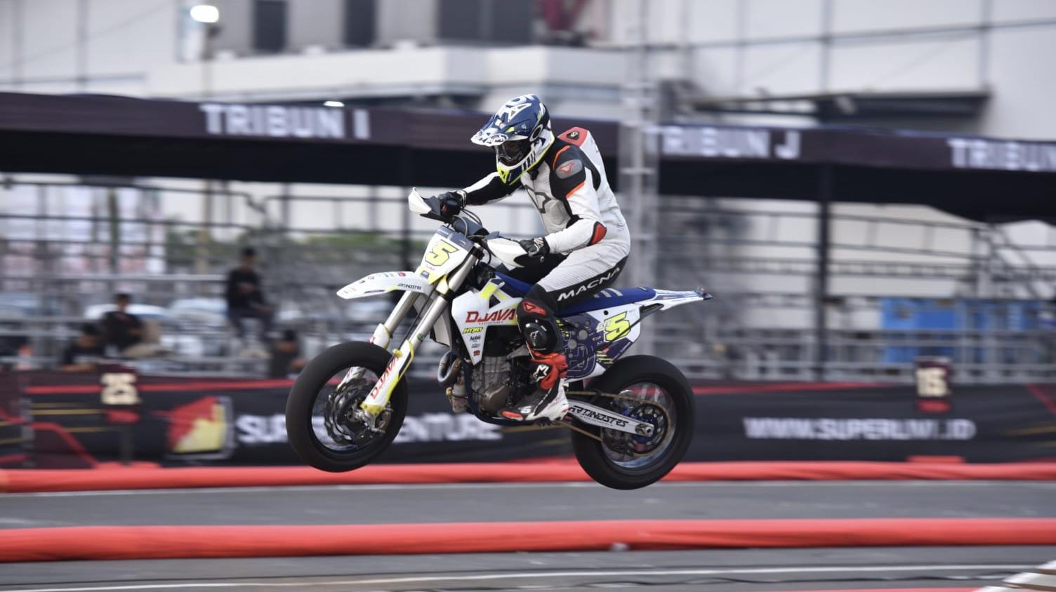 Pembalap Doni Tata di ajang SuperAdventure International Supermoto Race Seri Kejurnas 2023.