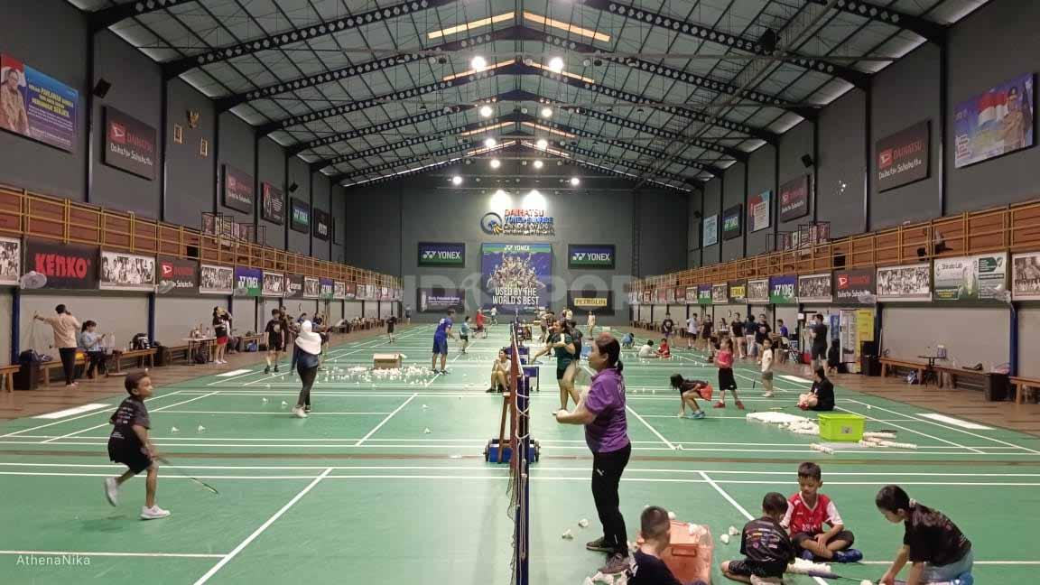 Fasilitas yang ada Candra Wijaya International Badminton Center terhitung lengkap. Sembilan lapangan hampir selalu penuh dipakai berlatih oleh atlet-atlet belia.