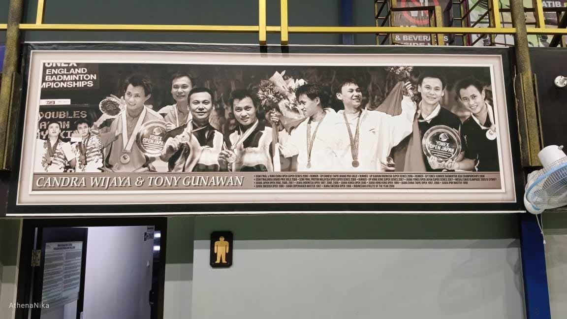 Satu hal unik dari Candra Wijaya International Badminton Center adalah keberadaan sejumlah foto legenda bulutangkis, termasuk sang empunya yang notabene peraih medali emas Olimpiade Sydney 2000 bersama Tony Gunawan.