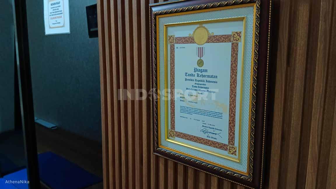 Satu lagi adalah piagam Satyalencana Dharma Olahraga yang diberikan oleh presiden Joko Widodo pada 2020 silam berkat kesuksesan membawa pulang medali emas Olimpiade 2000.