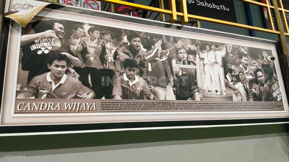 Momen Candra Wijaya naik podium Olimpiade Sydney 2000 bersama Tony Gunawan menghiasi salah satu tembok tribun arena Candra Wijaya International Badminton Center.