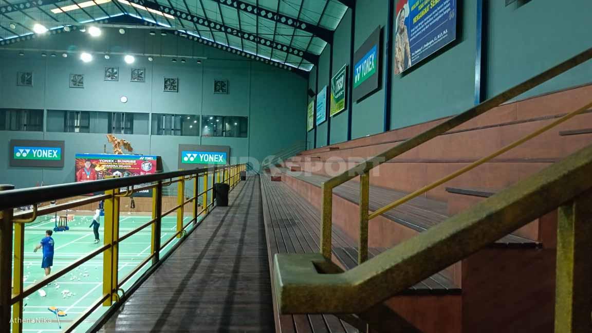 Kapasitas Candra Wijaya International Badminton Center mencapai 1.200 penonton. Selalu ramai ketika diadakan sebuah turnamen antarklub, baik skala nasional maupun mancanegara.