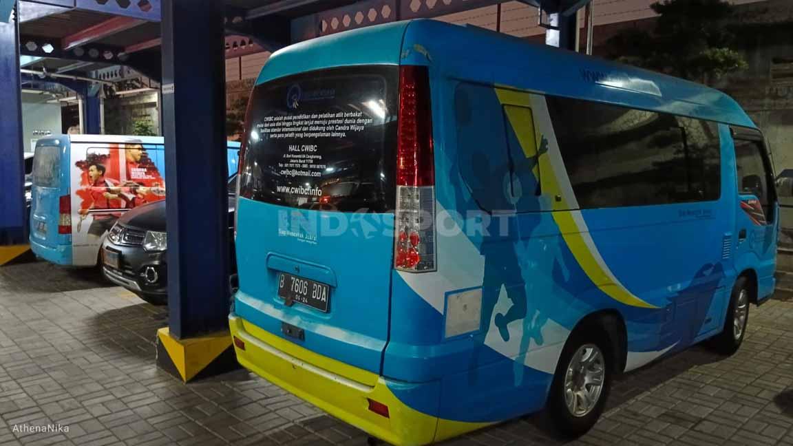 Mobil dan minibus operasional milik Candra Wijaya International Badminton Center yang siap kapan saja mengantar pemain berlaga mengikuti di turnamen luar kota.