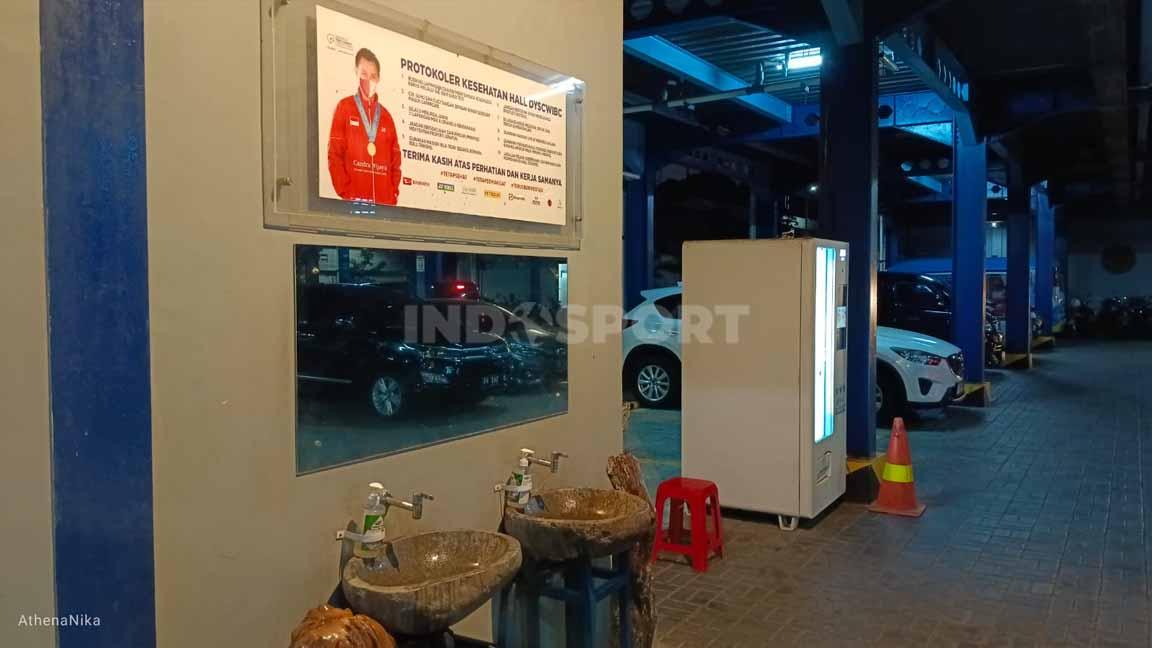 Fasilitas peninggalan era pandemi Covid-19. Candra Wijaya International Badminton Center sempat kehilangan banyak pelanggan akibat pembatasan orang dan larangan berkumpul.