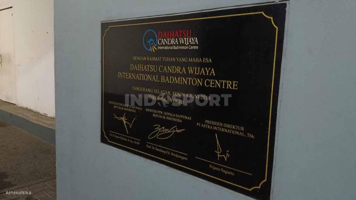 Plakat peresmian Candra Wijaya International Badminton Center yang ditandatangani eks Menpora Imam Nahrawi dan Kepala Bappenas Bambang Brodjonegoro.
