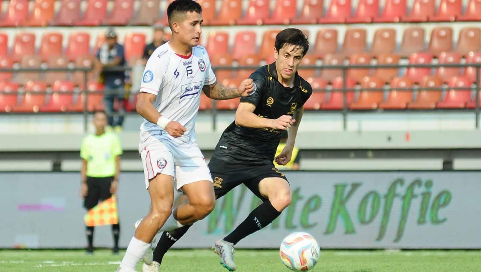 Pemain Arema FC Ariel Lucero dibayang-bayangi pemain Madura United, Rivera pada laga Liga 1 2023, Sabtu (28/10/23). (Foto: MO Arema FC)