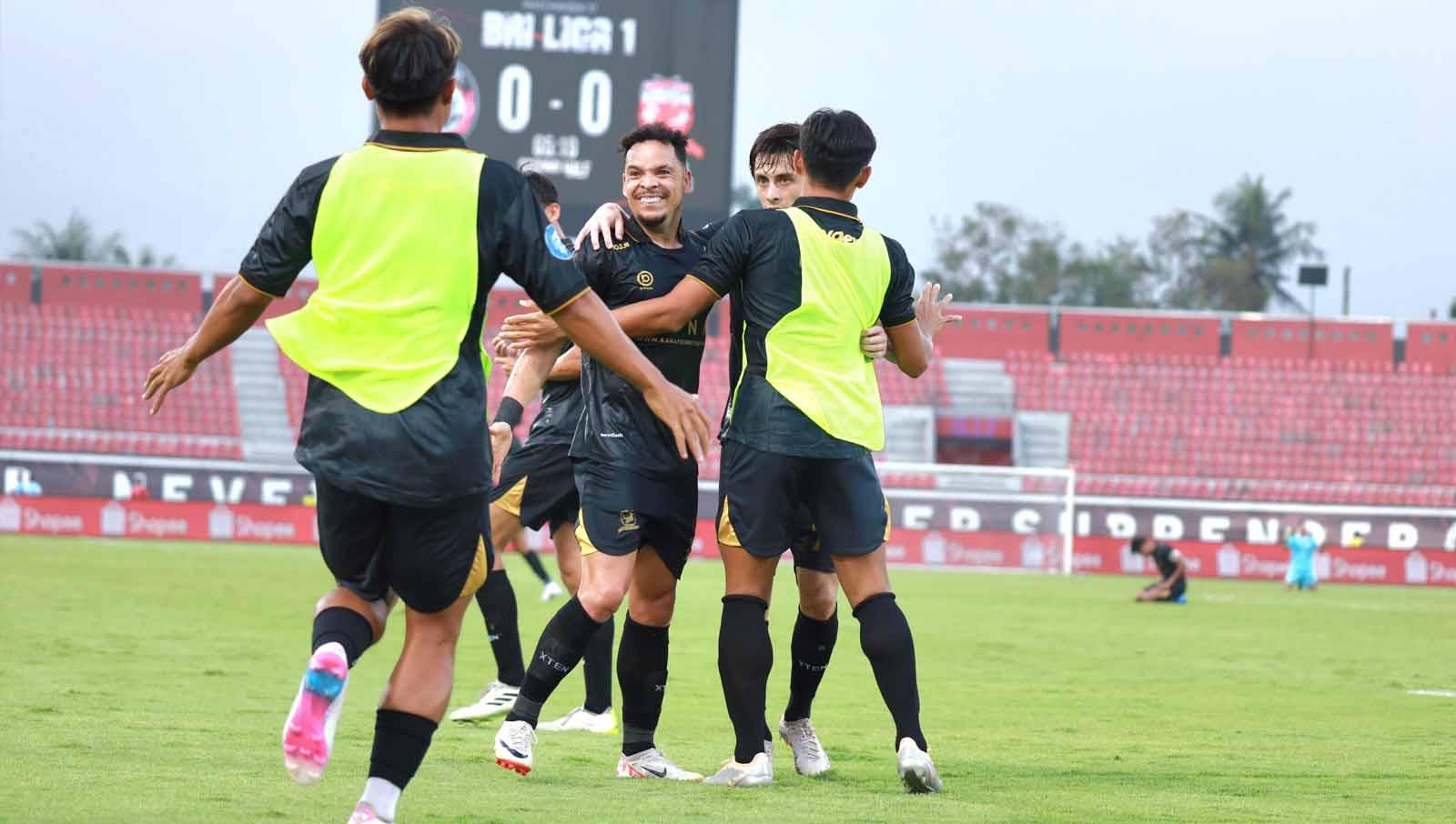 Selebrasi pemain Madura United, Lulinha bersama rekan tim saat mencetak gol ke gawang Arema FC pada laga Liga 1 2023, Sabtu (28/10/23). (Foto: MO Madura United)