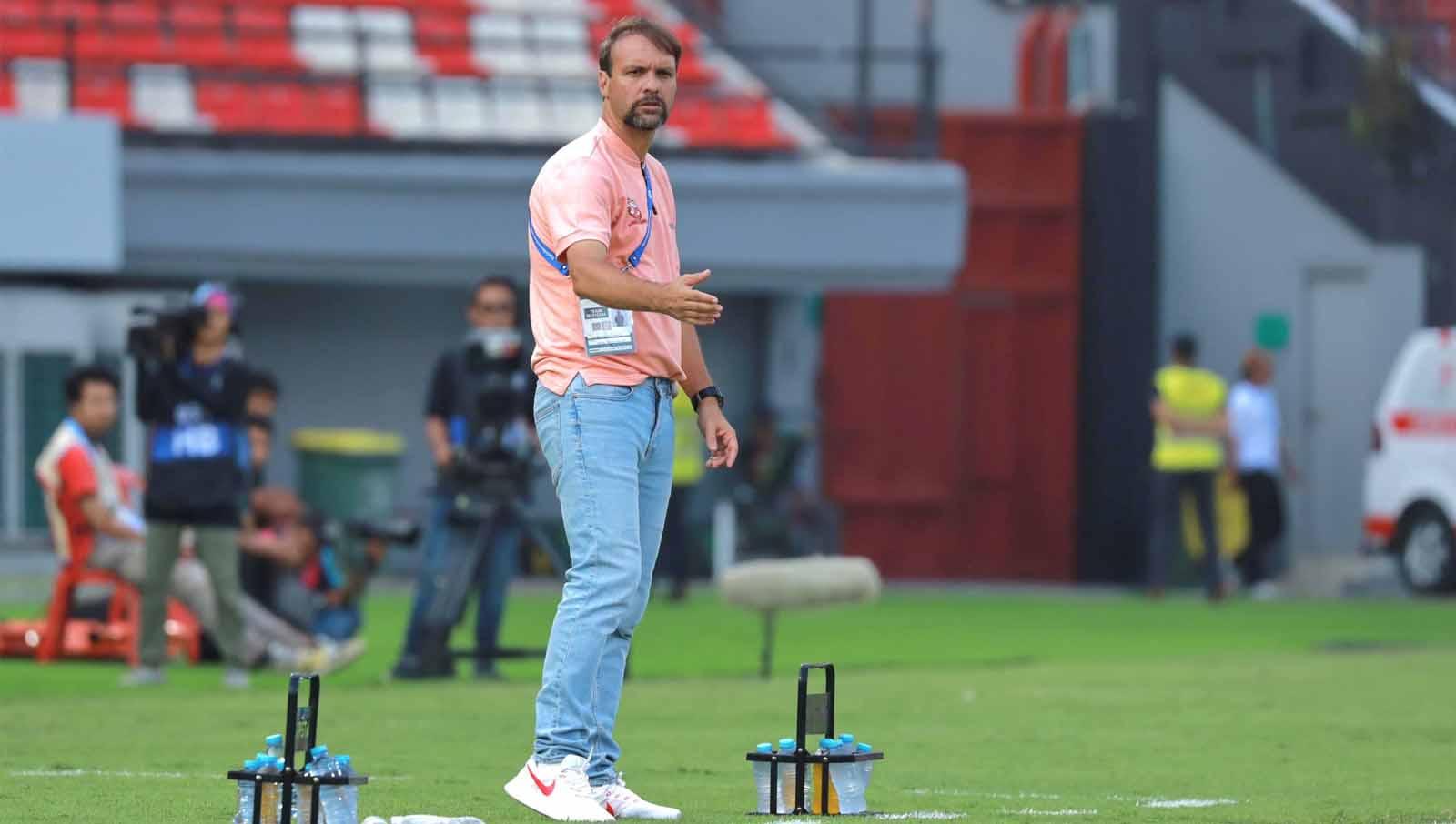 Pelatih Madura United, Mauricio Souza, memberikan instruksi ke pemainnya dari pinggir lapangan pada laga Liga 1 2023, Sabtu (28/10/23). (Foto: MO Madura United)