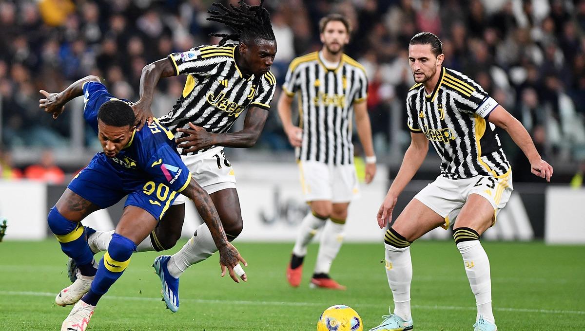 Aksi Moise Kean berduel dengan Michael Folorunsho di laga Juventus vs Verona. (Foto: REUTERS/Massimo Pinca)